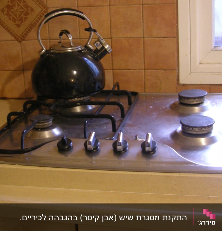 כיריים על משטח שיש במטבח